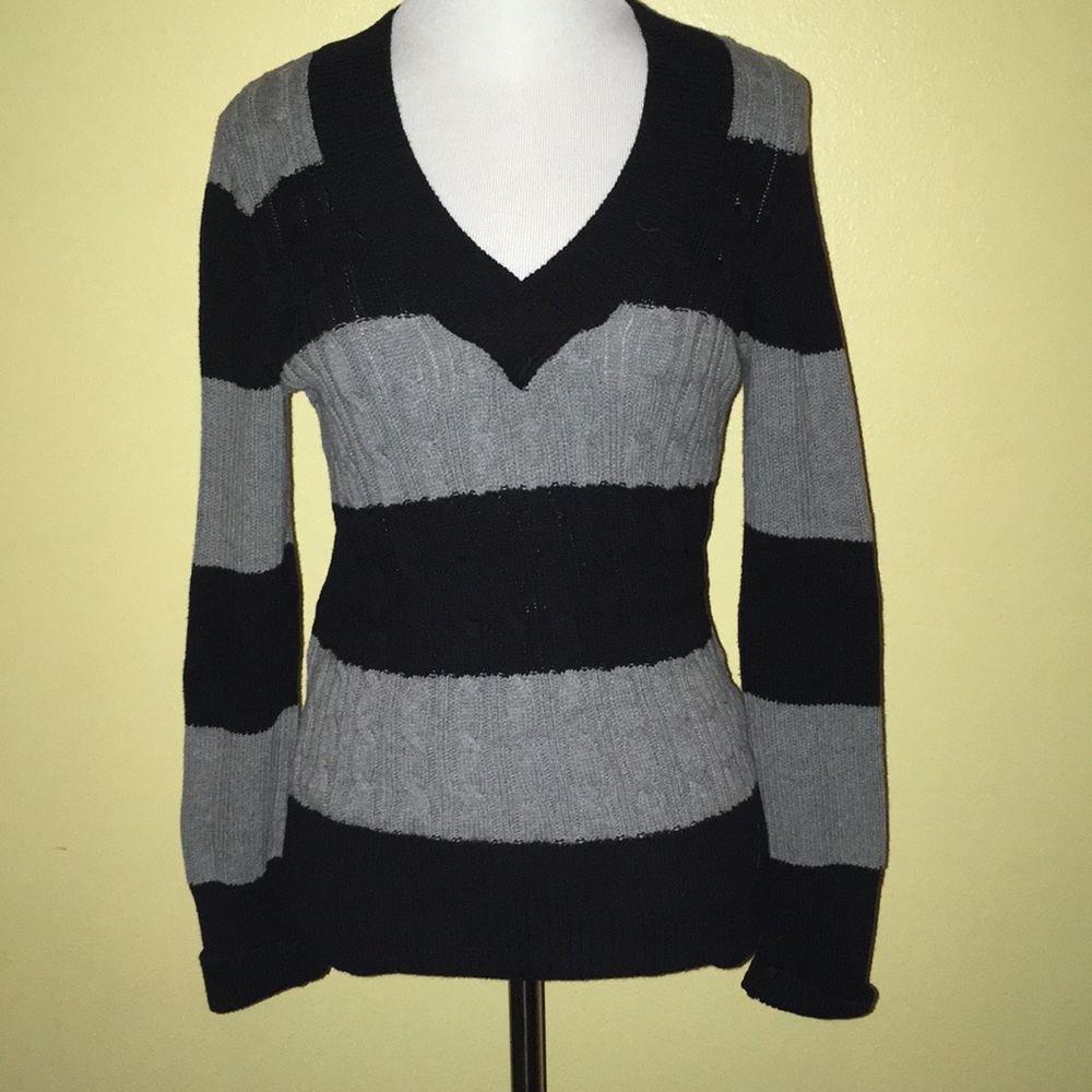V-neck CableNet, black and gray Cable knit sweater